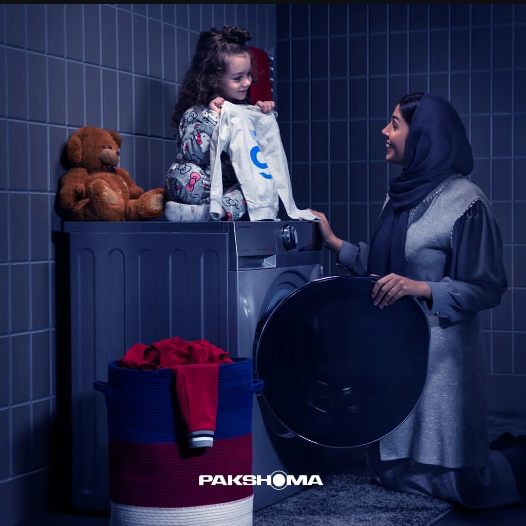 اضافه کردن لباس در ماشین لباسشویی پاکشوما 9 کیلویی مدل U9W
